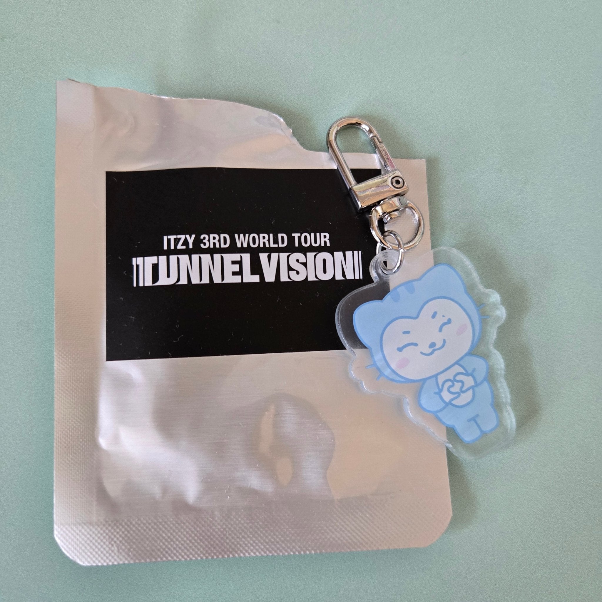 Pre Order) ITZY - 3rd World Tour Tunnel Vision Official MD: TWINZY