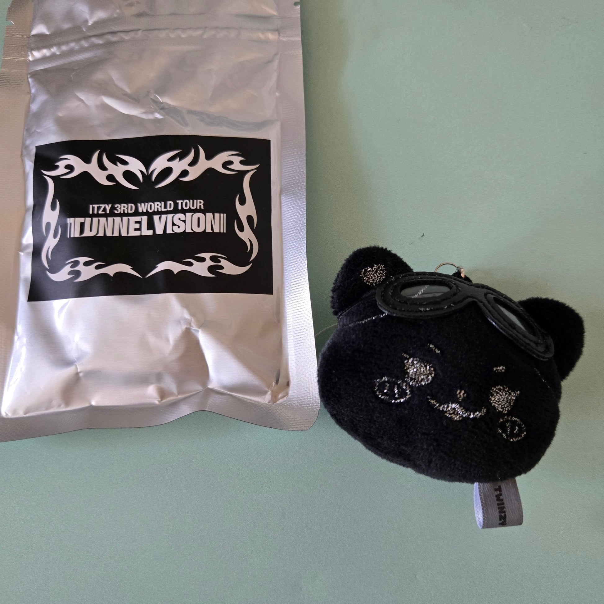 ITZY - 3rd World Tour Tunnel Vision Official MD: TWINZY SECRET FACE KEYRING - NAONG - KPop Idol