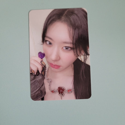Itzy Born To Be album photocard - Chaeryeong